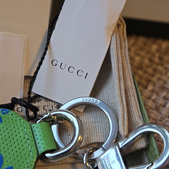 Gucci Logo Leathe Keychain - Picture 7 of 8